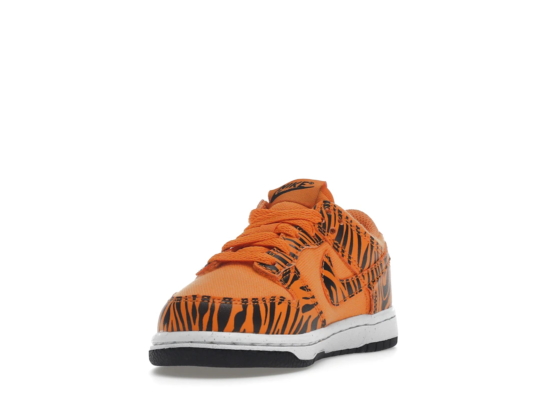Vue 13 de Nike Dunk Low Next Nature Tiger Stripes (PS)
