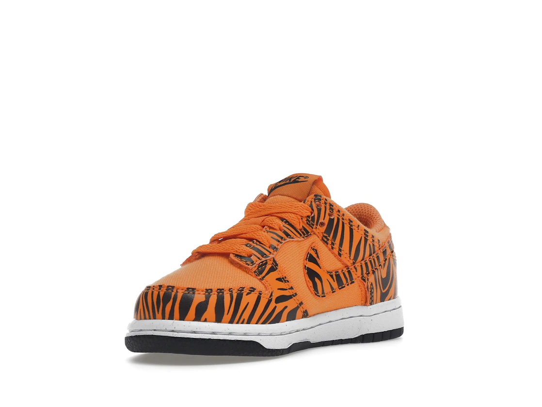 Vue 14 de Nike Dunk Low Next Nature Tiger Stripes (PS)
