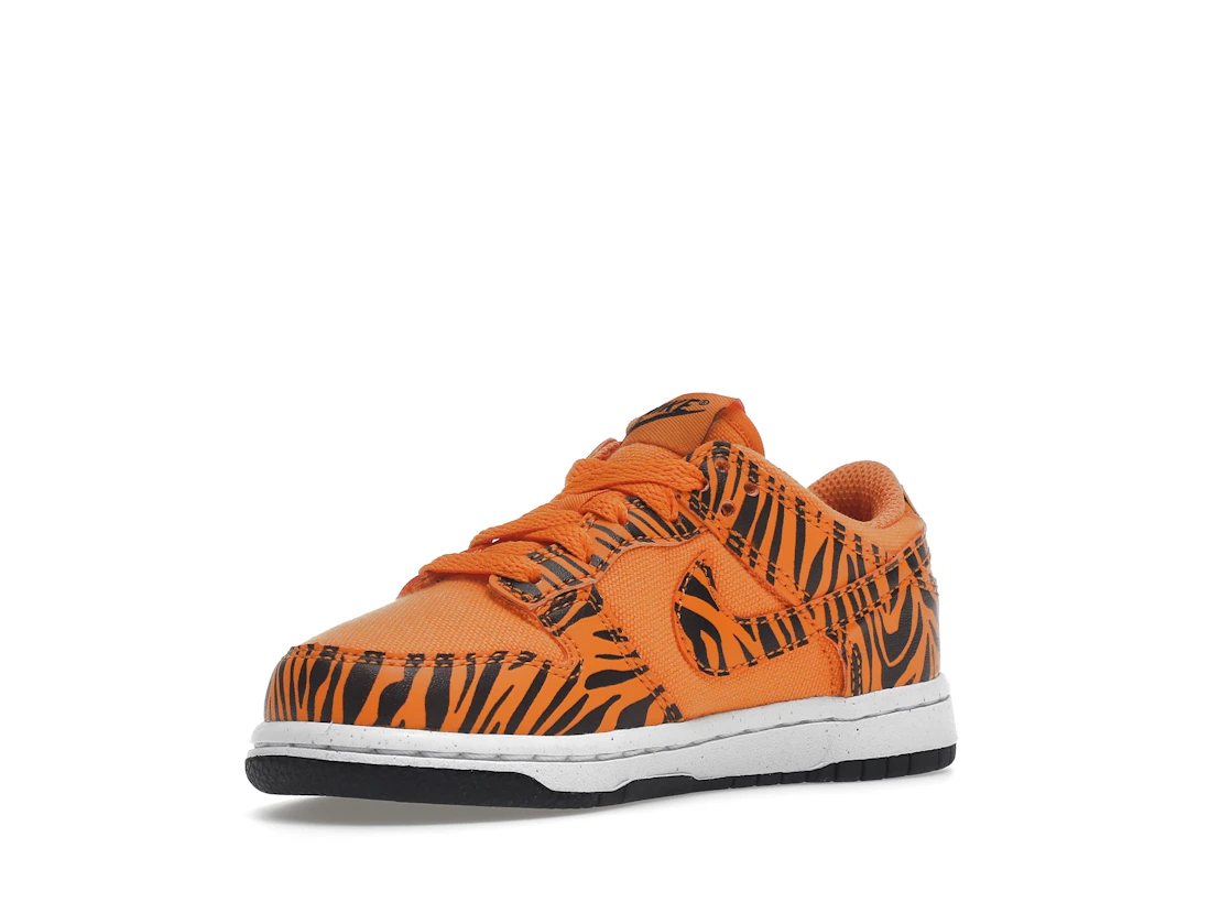 Vue 15 de Nike Dunk Low Next Nature Tiger Stripes (PS)
