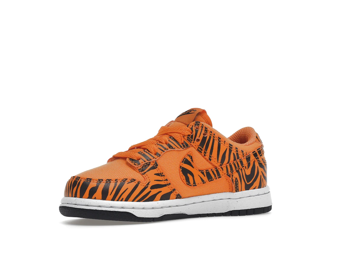 Vue 16 de Nike Dunk Low Next Nature Tiger Stripes (PS)
