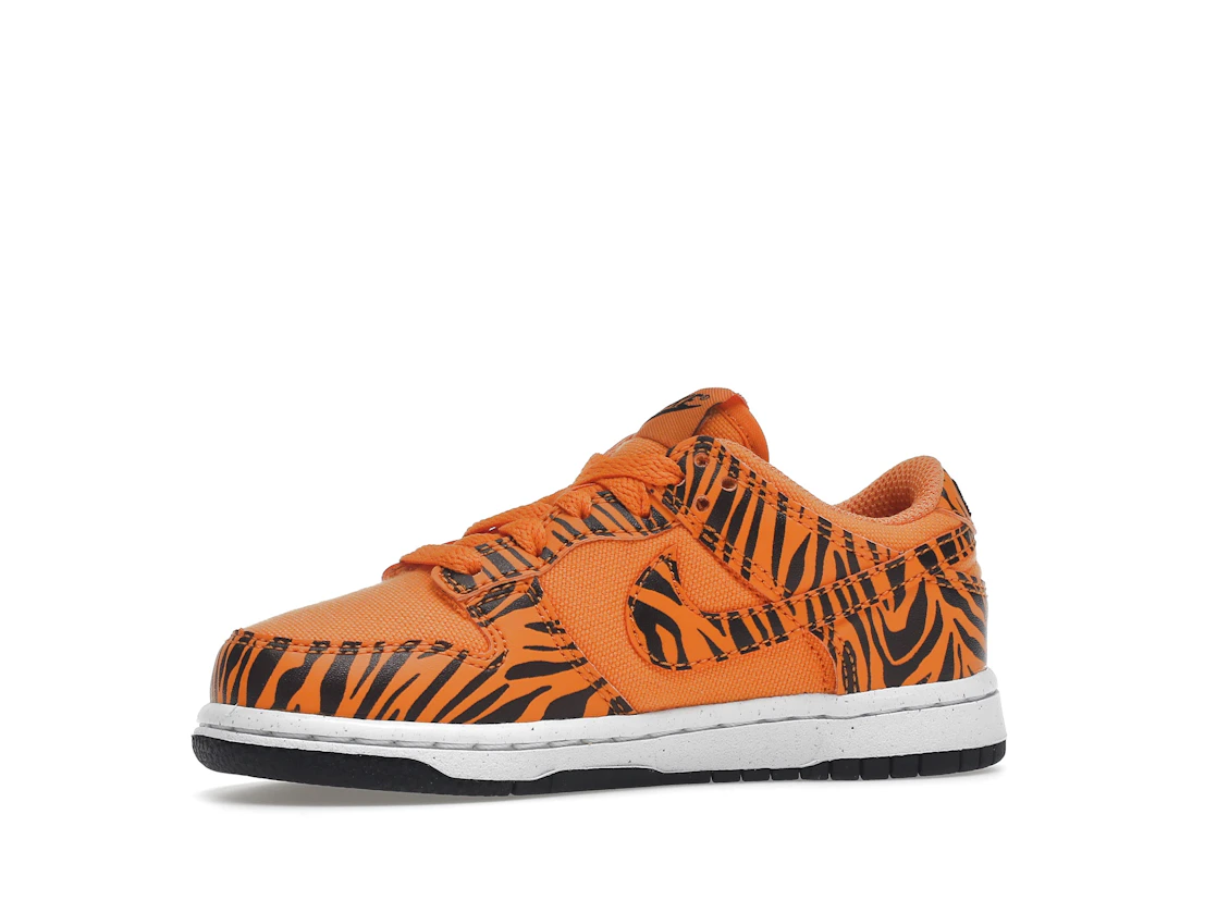Vue 17 de Nike Dunk Low Next Nature Tiger Stripes (PS)