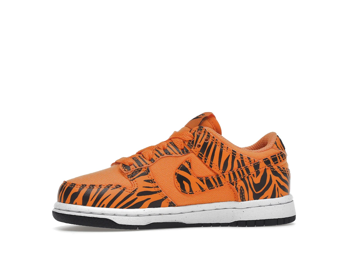 Vue 18 de Nike Dunk Low Next Nature Tiger Stripes (PS)