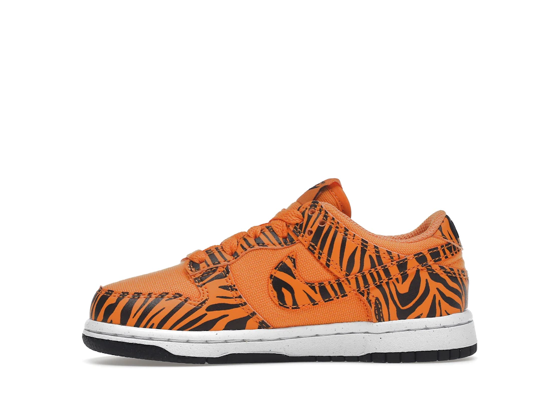 Vue 19 de Nike Dunk Low Next Nature Tiger Stripes (PS)