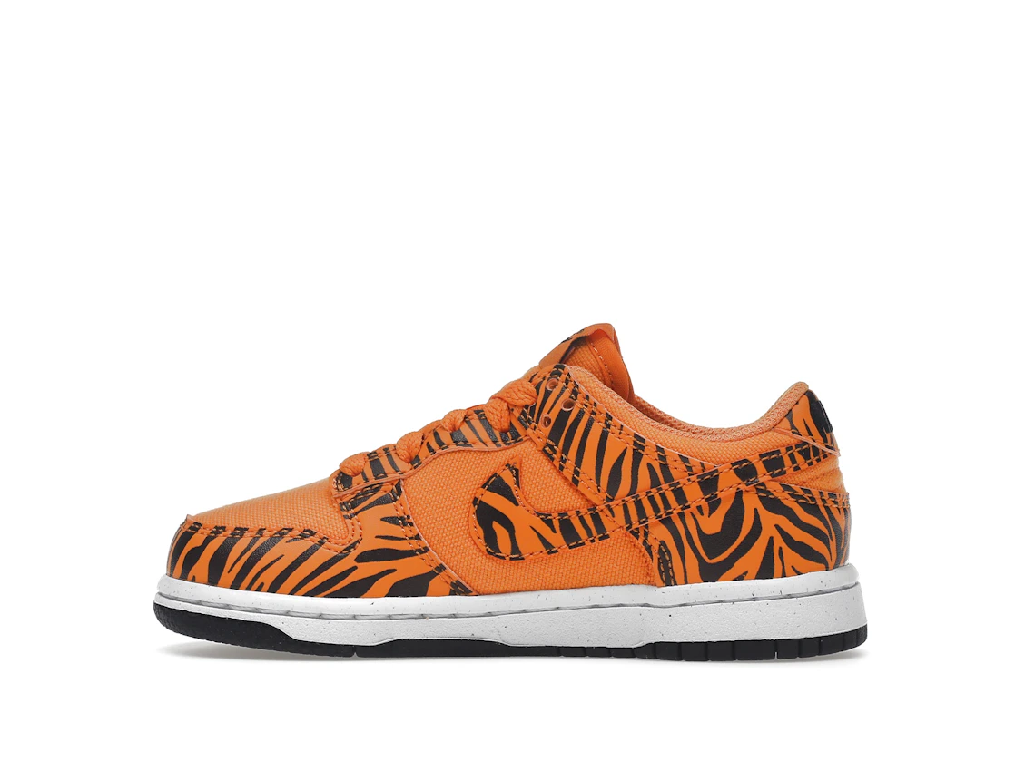 Vue 20 de Nike Dunk Low Next Nature Tiger Stripes (PS)