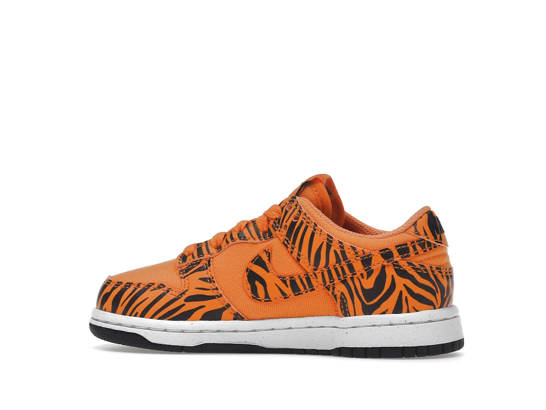 Vue 21 de Nike Dunk Low Next Nature Tiger Stripes (PS)