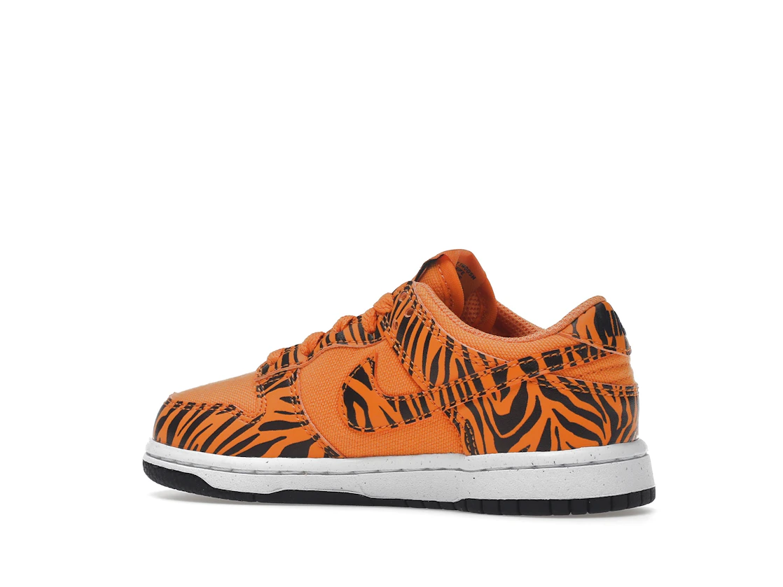 Vue 22 de Nike Dunk Low Next Nature Tiger Stripes (PS)