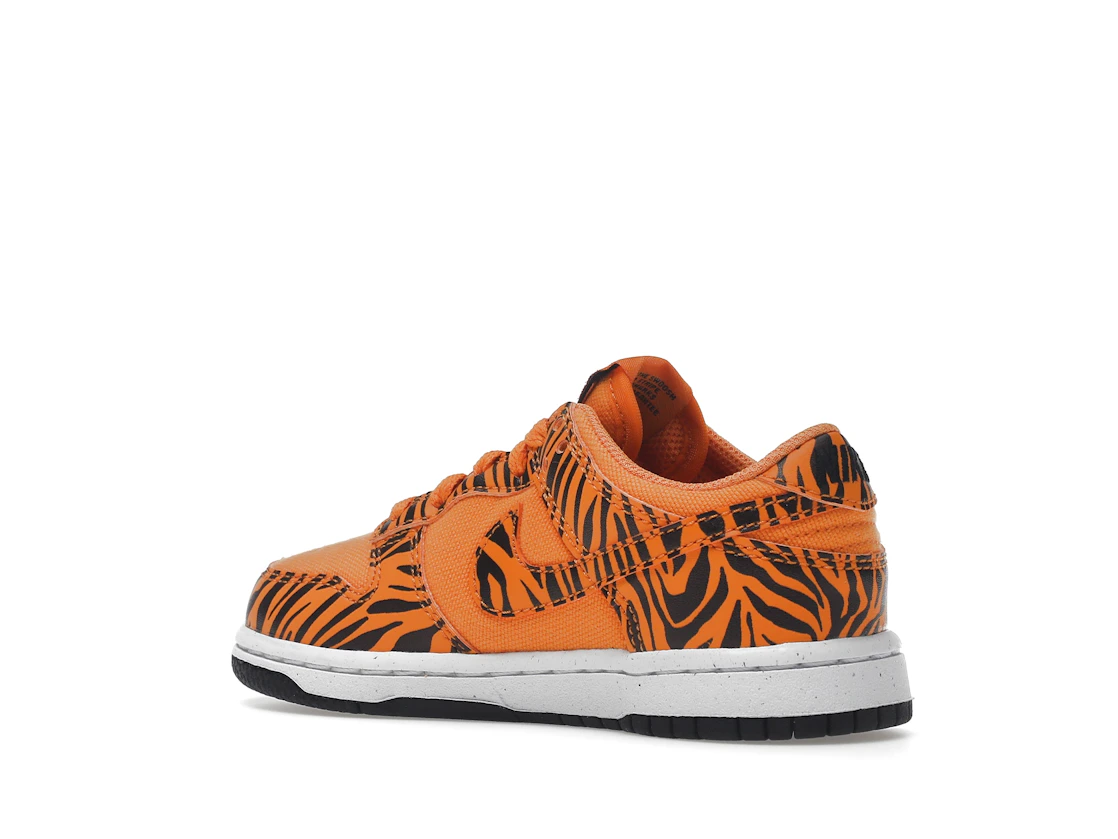Vue 23 de Nike Dunk Low Next Nature Tiger Stripes (PS)