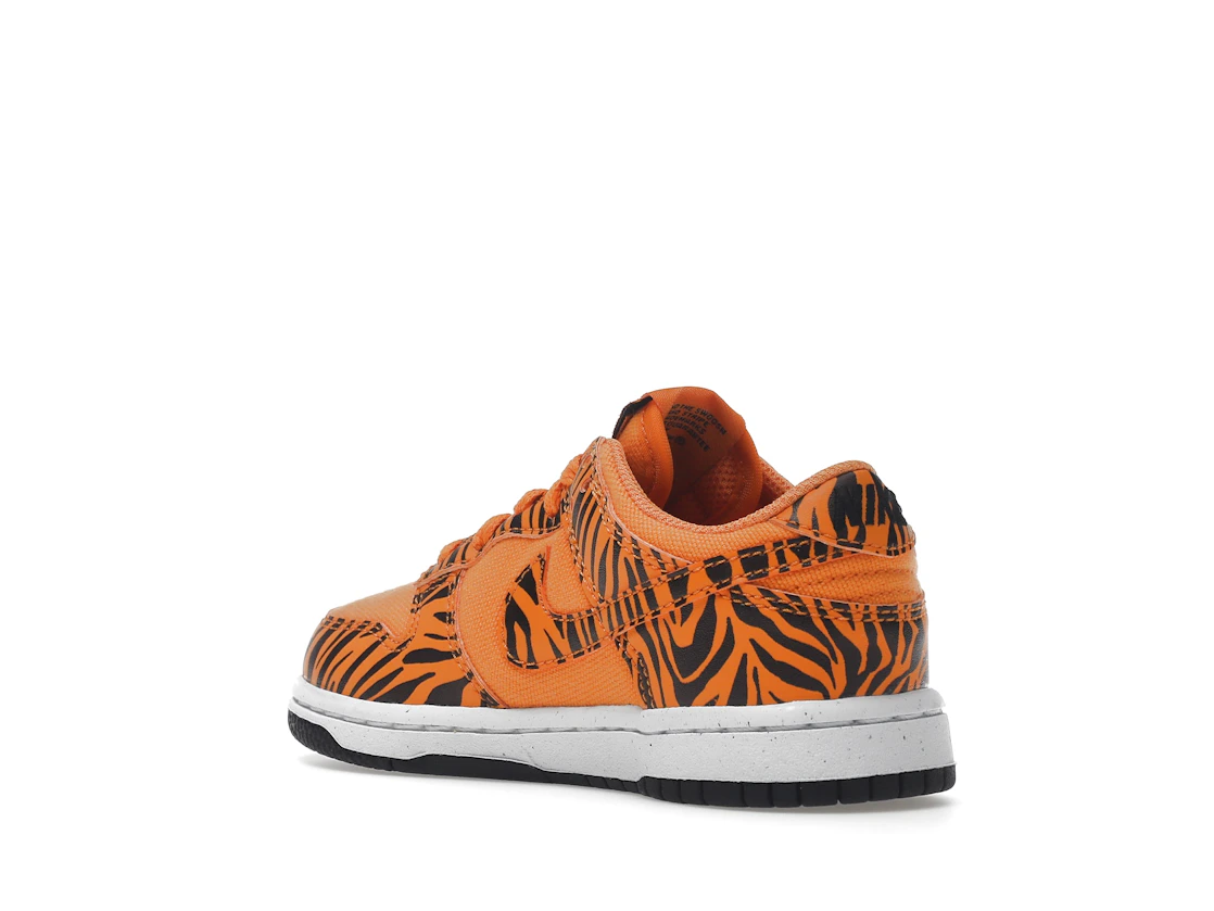 Vue 24 de Nike Dunk Low Next Nature Tiger Stripes (PS)