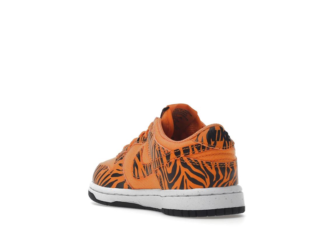 Vue 25 de Nike Dunk Low Next Nature Tiger Stripes (PS)