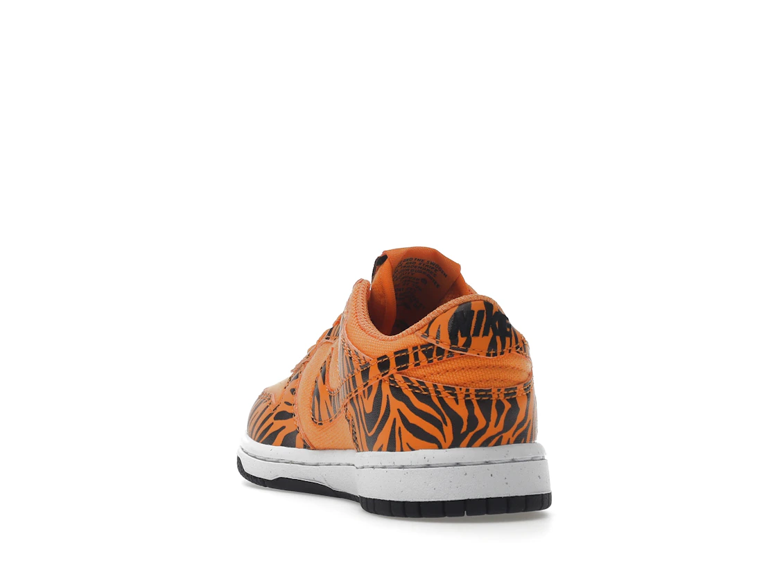 Vue 26 de Nike Dunk Low Next Nature Tiger Stripes (PS)