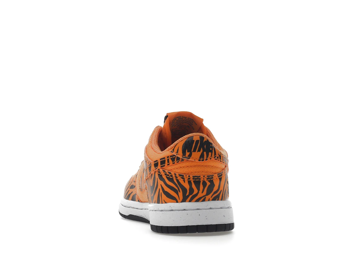 Vue 27 de Nike Dunk Low Next Nature Tiger Stripes (PS)