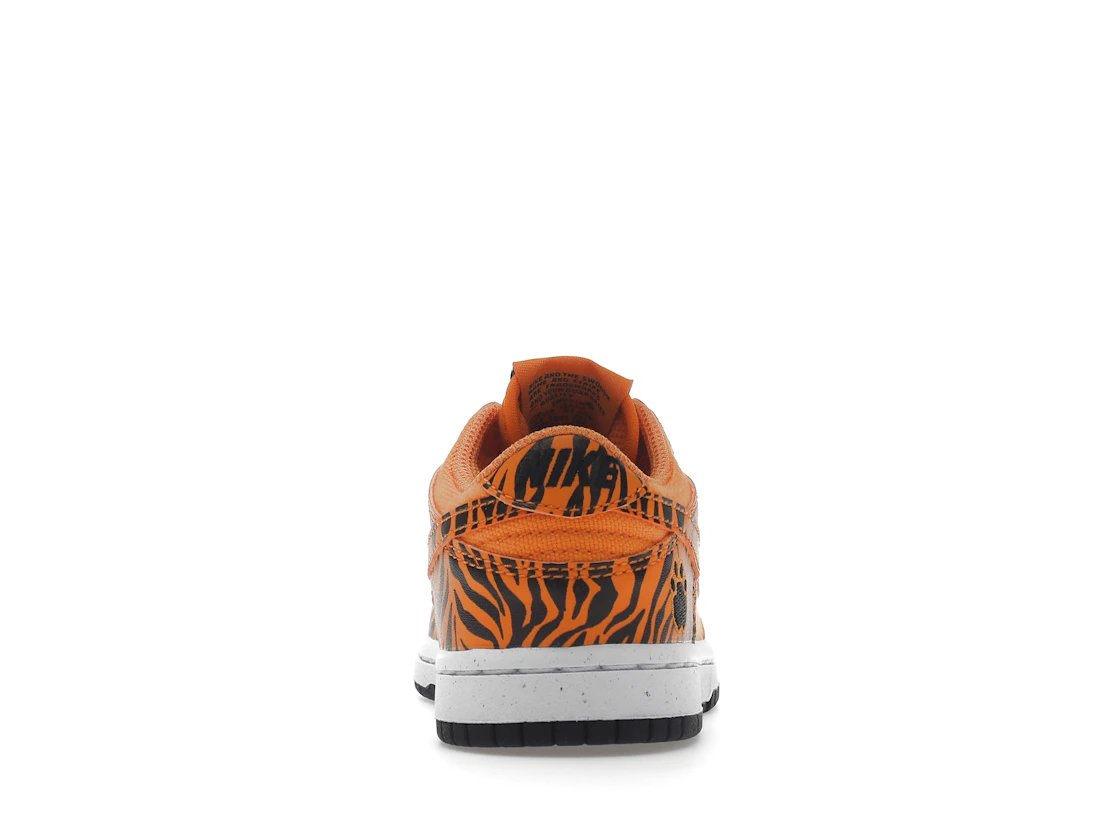 Vue 28 de Nike Dunk Low Next Nature Tiger Stripes (PS)