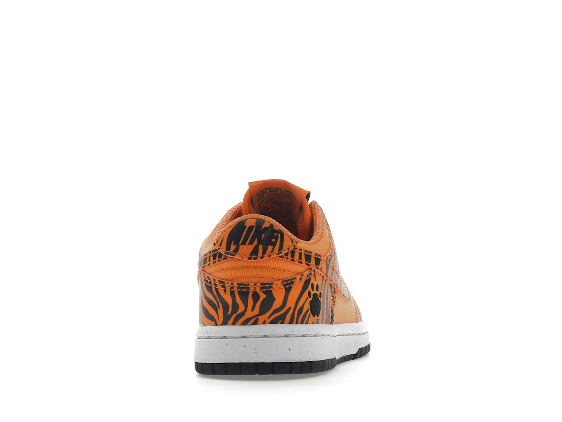 Vue 29 de Nike Dunk Low Next Nature Tiger Stripes (PS)