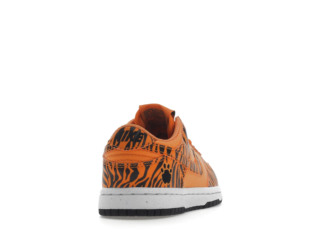 Vue 30 de Nike Dunk Low Next Nature Tiger Stripes (PS)