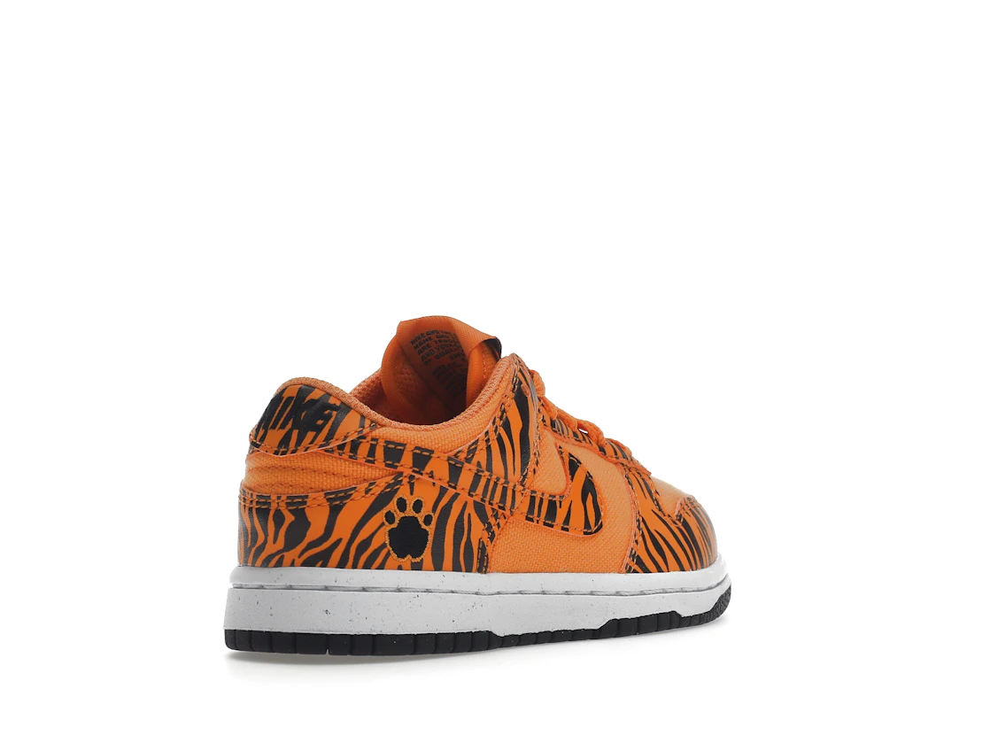 Vue 32 de Nike Dunk Low Next Nature Tiger Stripes (PS)