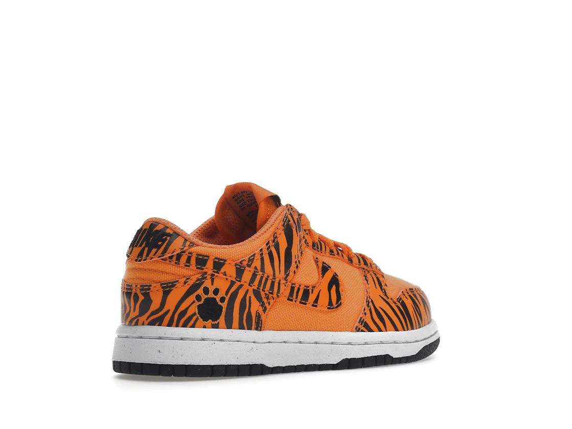 Vue 33 de Nike Dunk Low Next Nature Tiger Stripes (PS)
