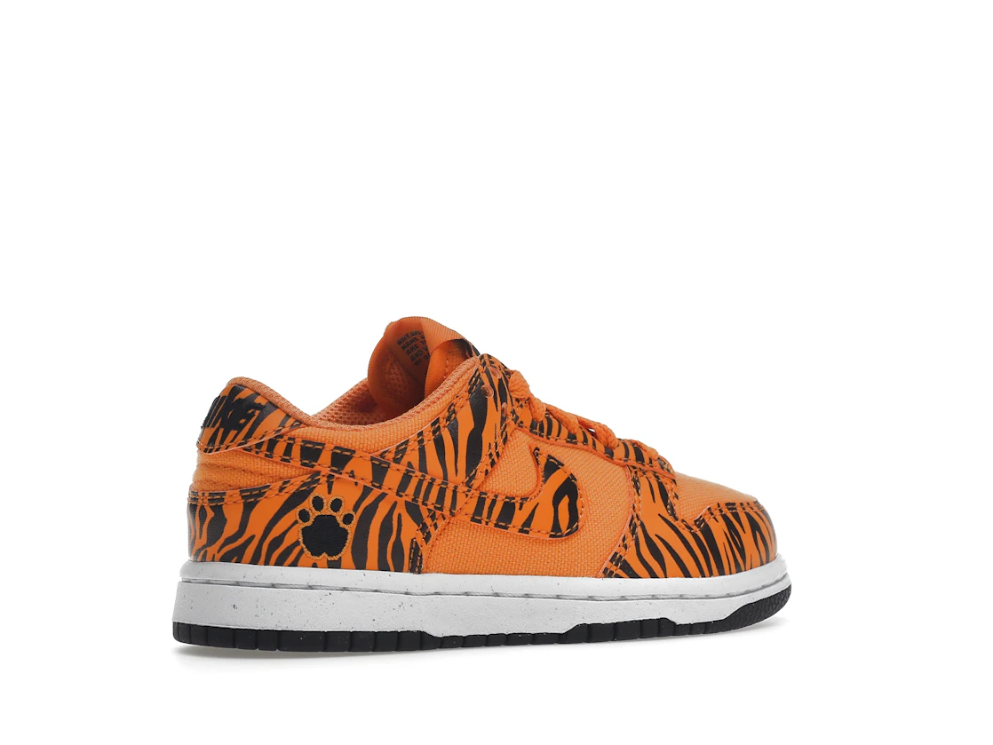 Vue 34 de Nike Dunk Low Next Nature Tiger Stripes (PS)