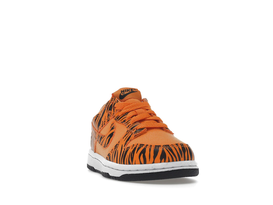 Vue 8 de Nike Dunk Low Next Nature Tiger Stripes (PS)