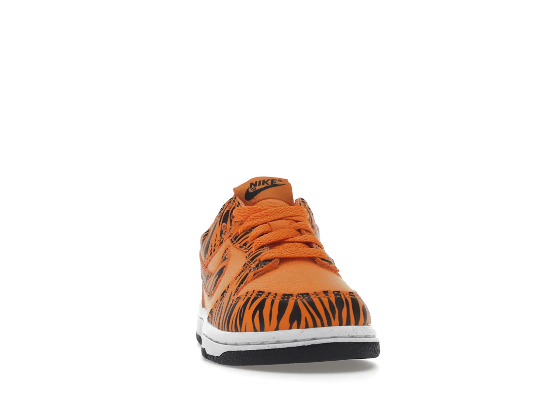 Vue 9 de Nike Dunk Low Next Nature Tiger Stripes (PS)