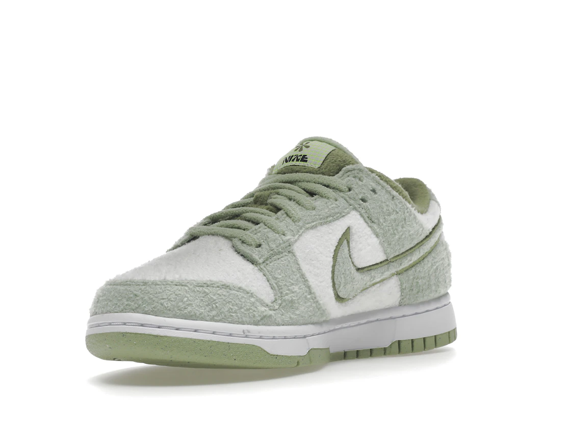 Vue 14 de Nike Dunk Low SE Fleece Pack Honeydew 