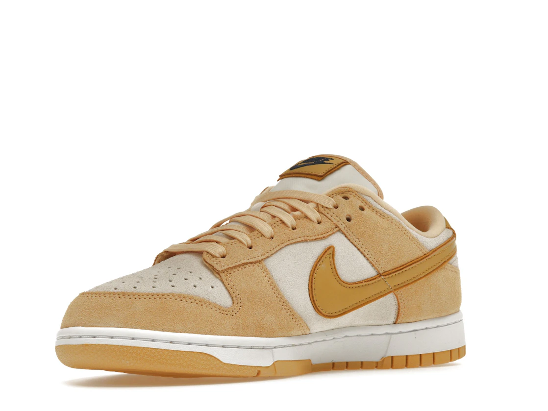 Vue 15 de Nike Dunk Low Celestial Gold Suede 