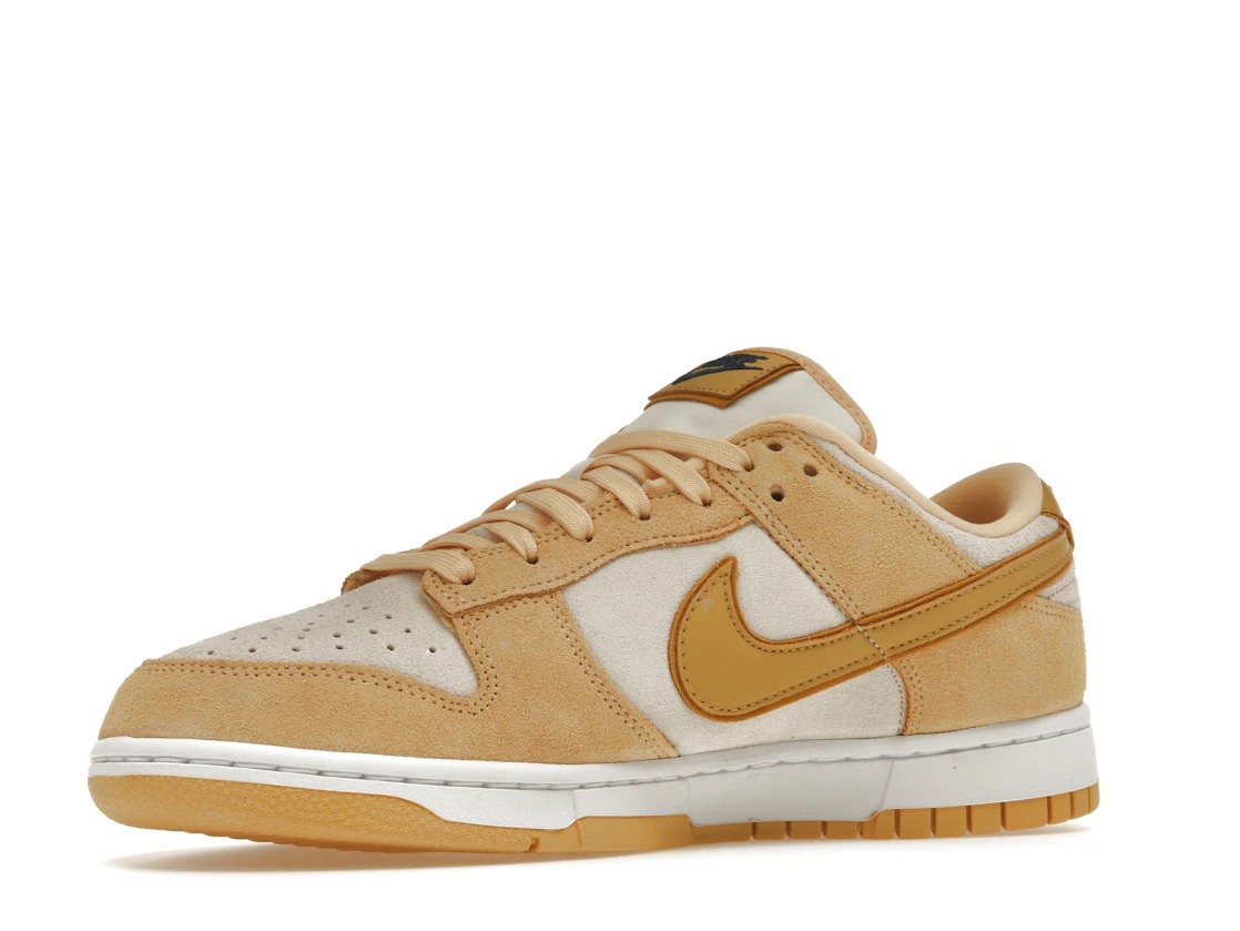 Vue 16 de Nike Dunk Low Celestial Gold Suede 