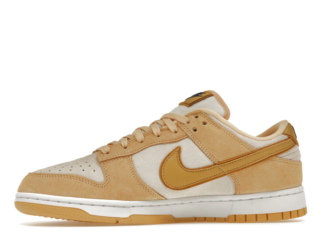 Vue 18 de Nike Dunk Low Celestial Gold Suede 