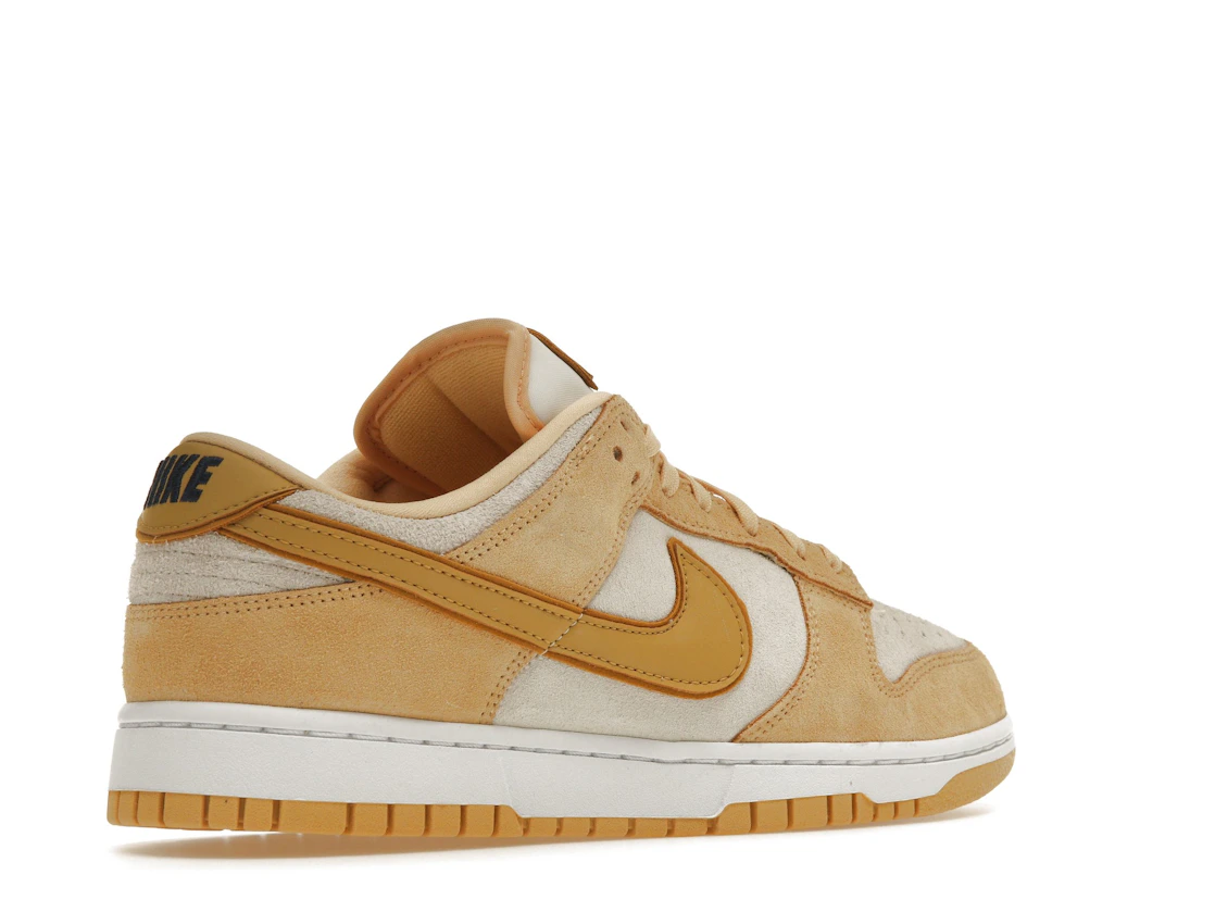 Vue 33 de Nike Dunk Low Celestial Gold Suede 