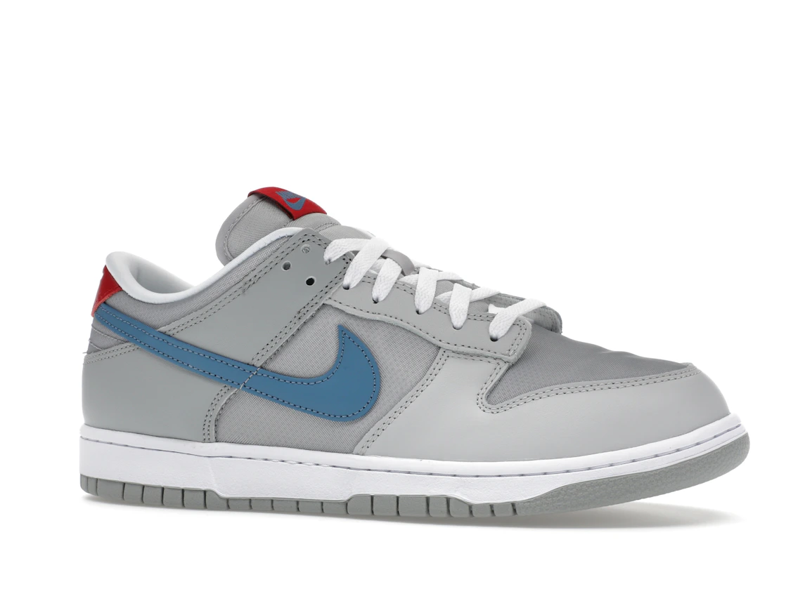 Vue 3 de Nike Dunk Low Silver Surfer (2024)
