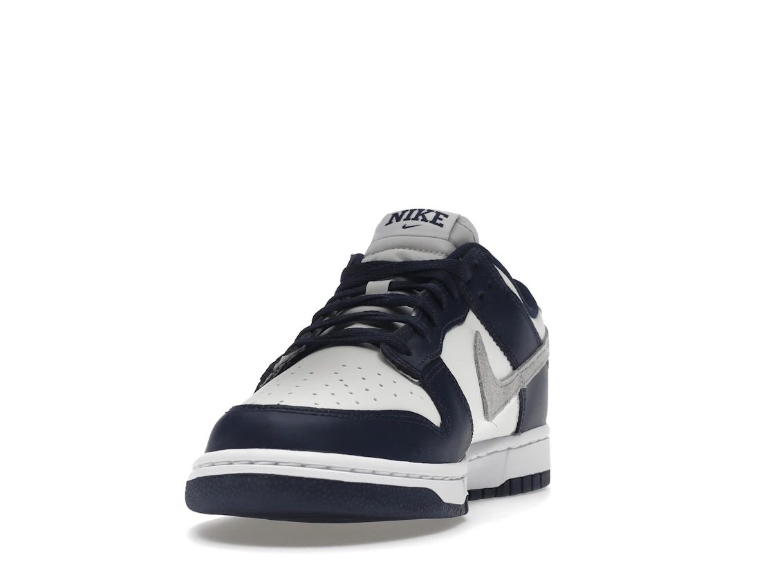 Vue 12 de Nike Dunk Low Summit White Midnight Navy