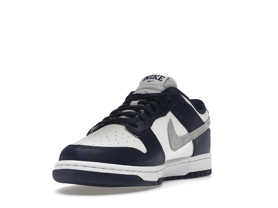 Vue 13 de Nike Dunk Low Summit White Midnight Navy