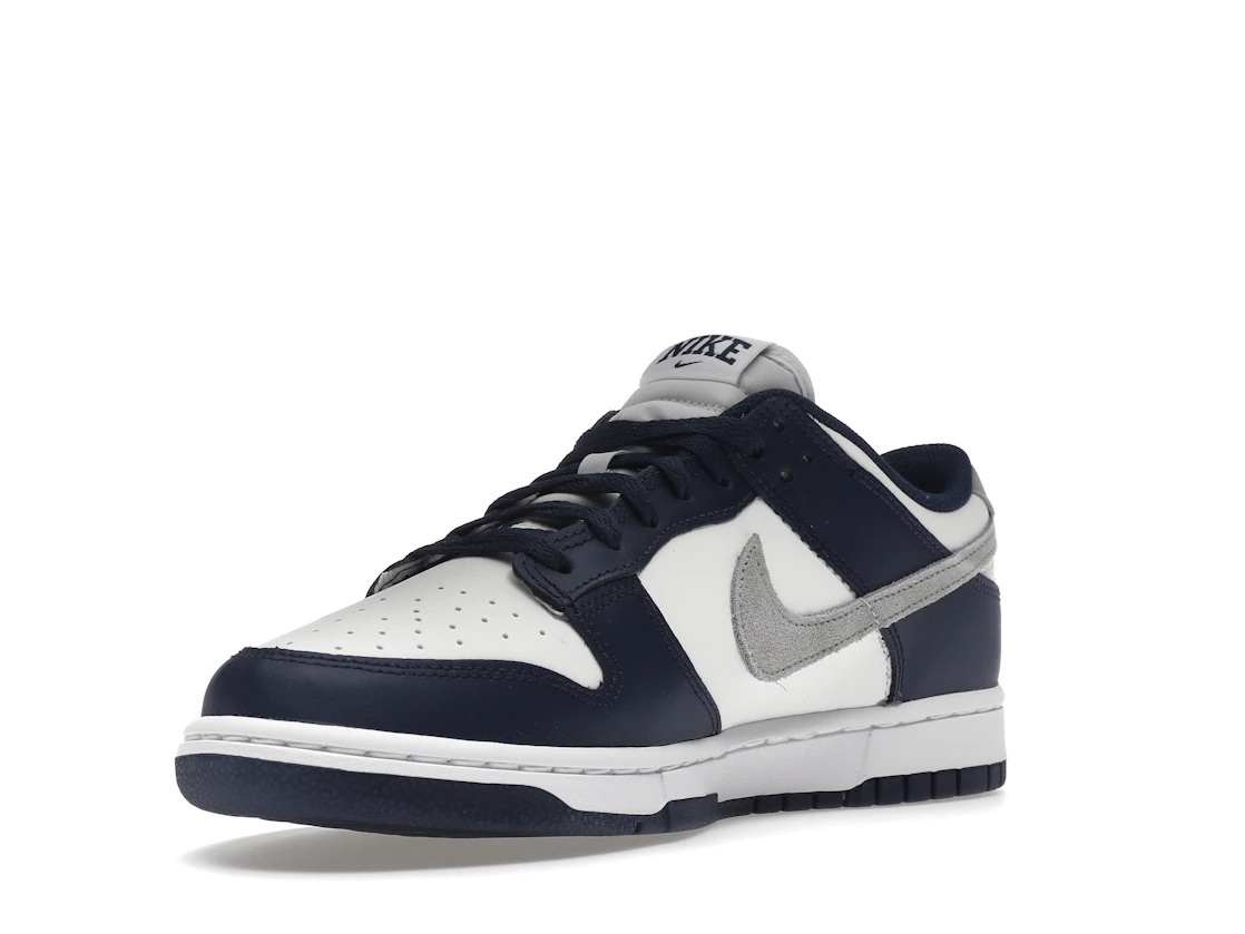 Vue 14 de Nike Dunk Low Summit White Midnight Navy