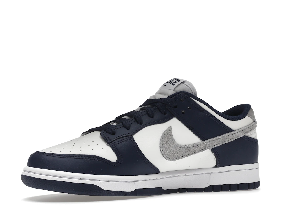 Vue 16 de Nike Dunk Low Summit White Midnight Navy