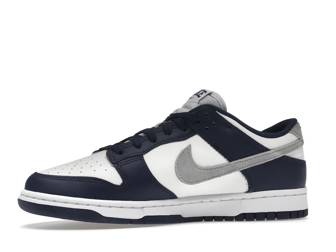 Vue 17 de Nike Dunk Low Summit White Midnight Navy