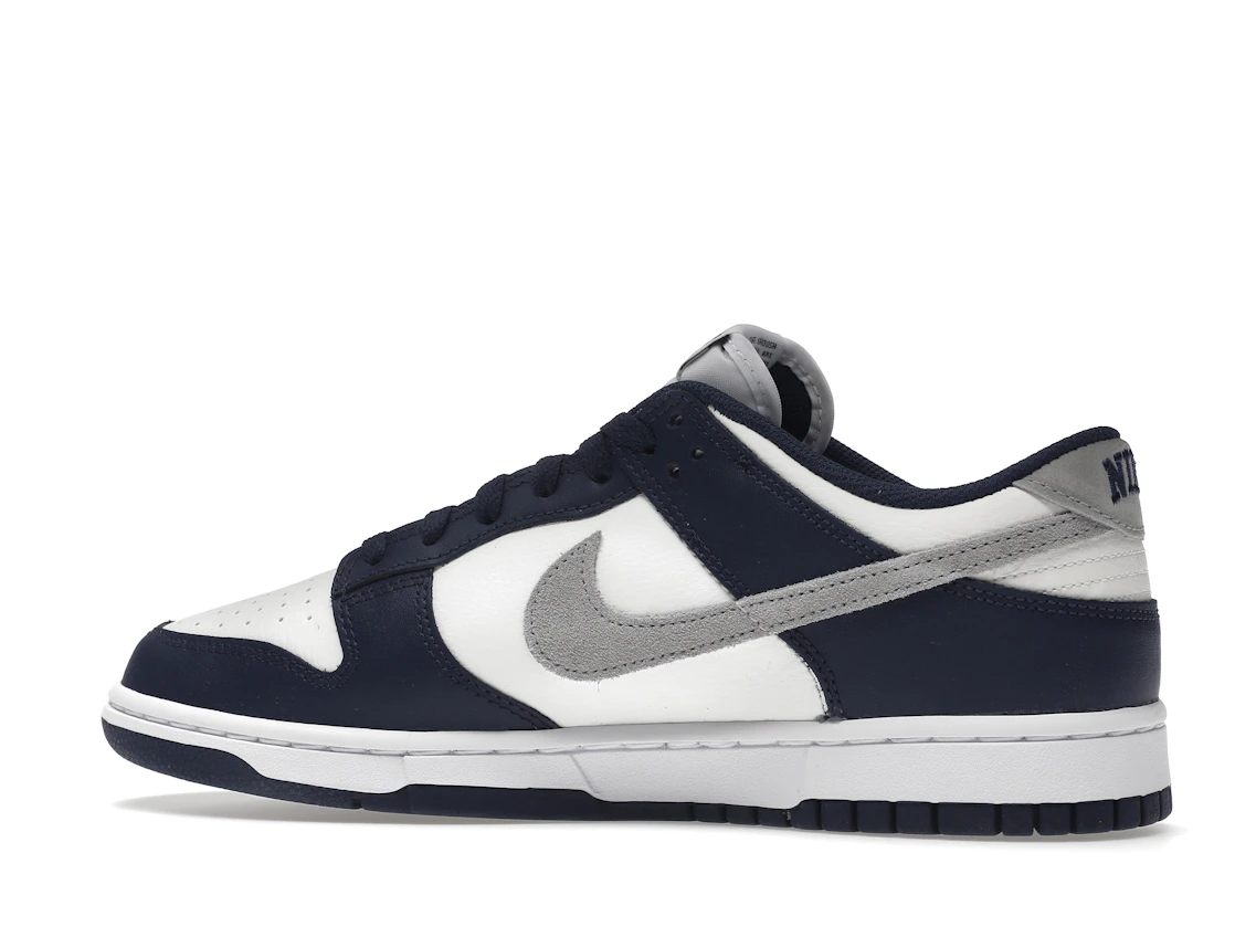 Vue 21 de Nike Dunk Low Summit White Midnight Navy