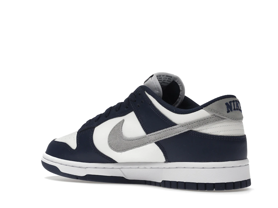Vue 23 de Nike Dunk Low Summit White Midnight Navy
