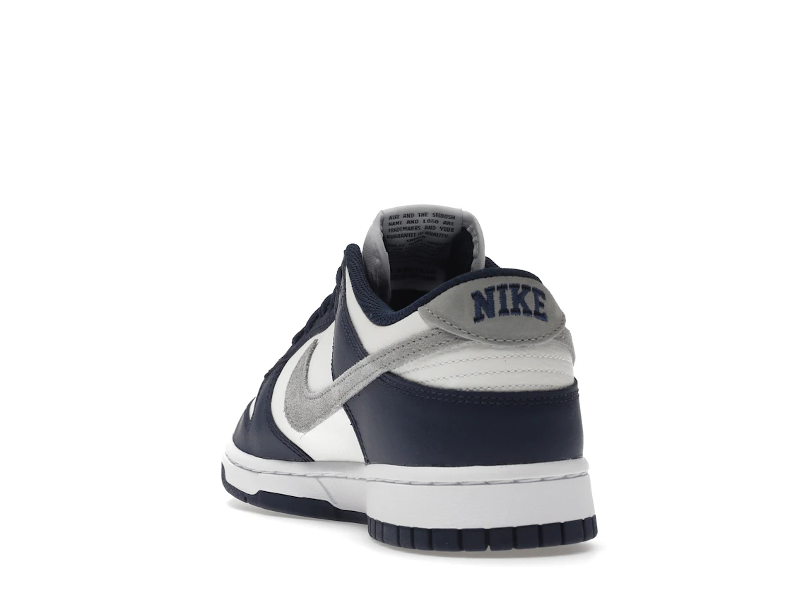 Vue 26 de Nike Dunk Low Summit White Midnight Navy