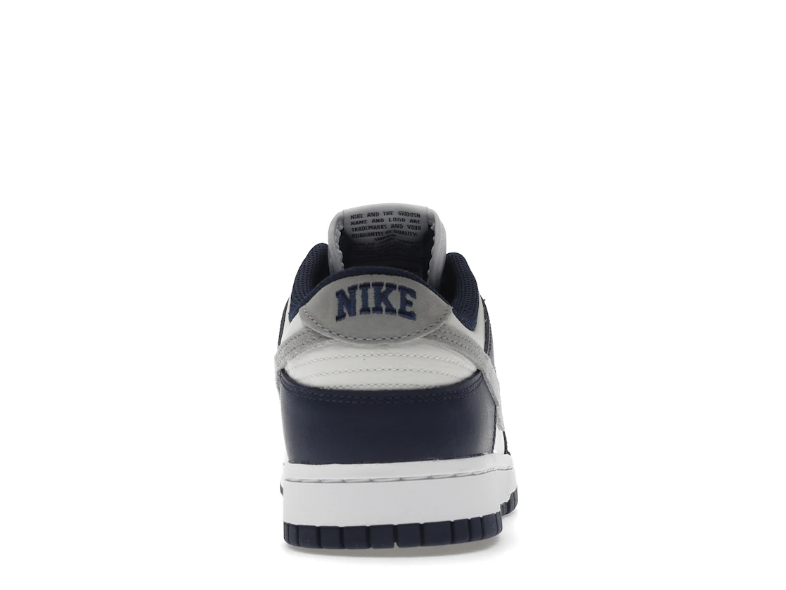 Vue 28 de Nike Dunk Low Summit White Midnight Navy