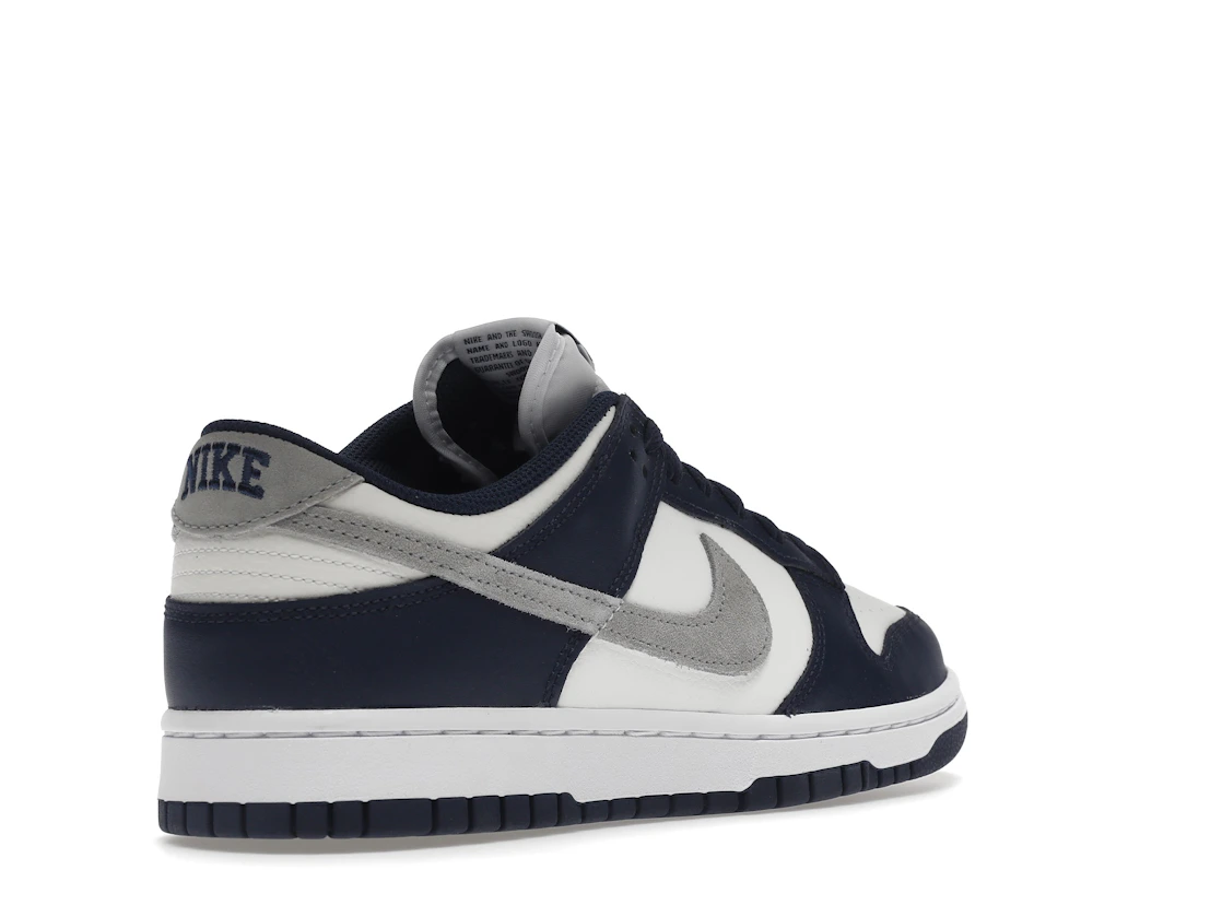Vue 32 de Nike Dunk Low Summit White Midnight Navy