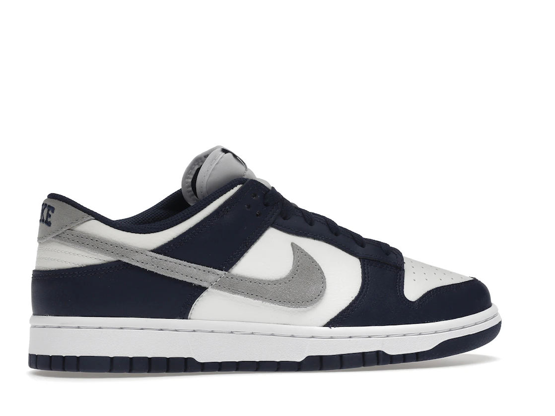 Vue 35 de Nike Dunk Low Summit White Midnight Navy