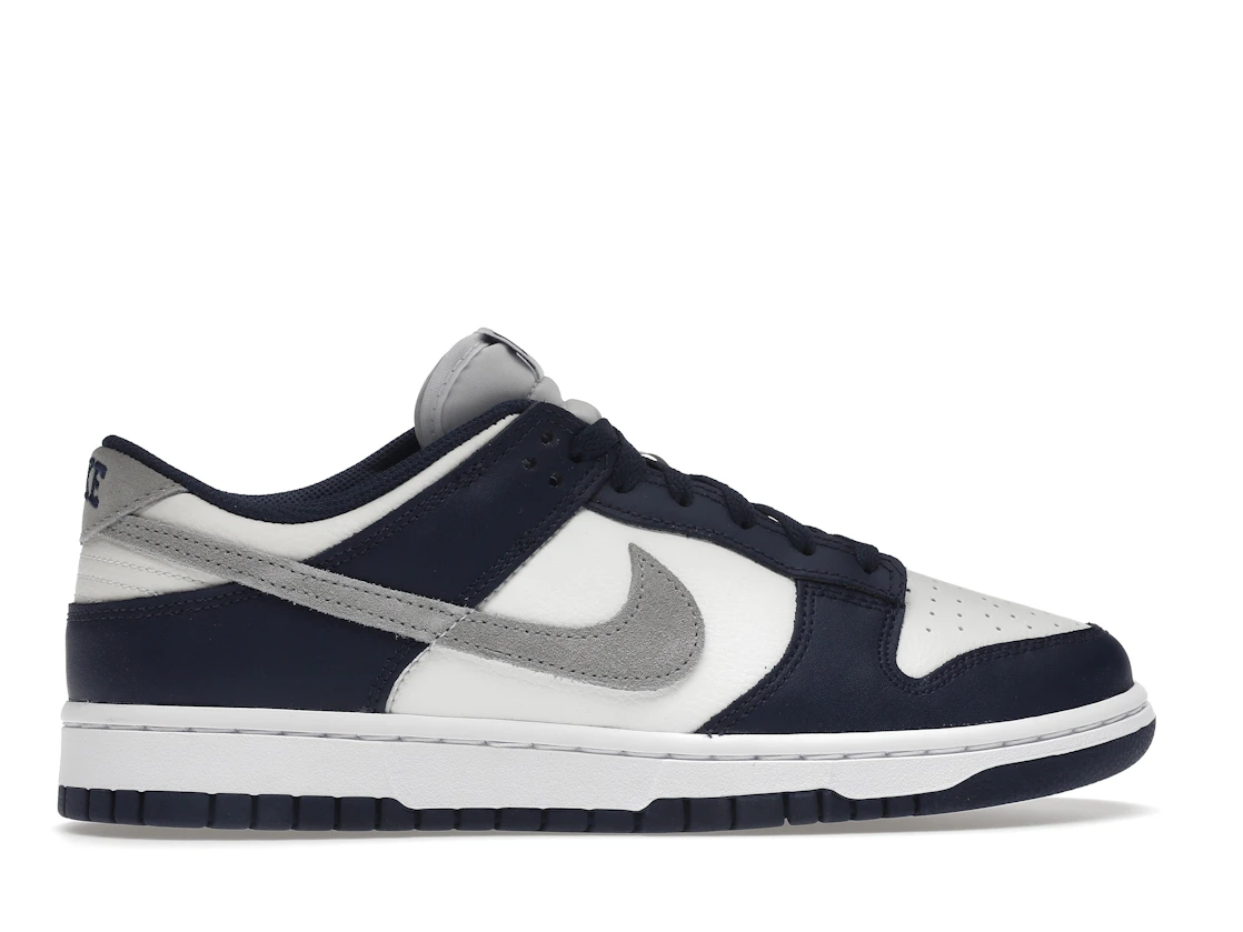 Vue 36 de Nike Dunk Low Summit White Midnight Navy
