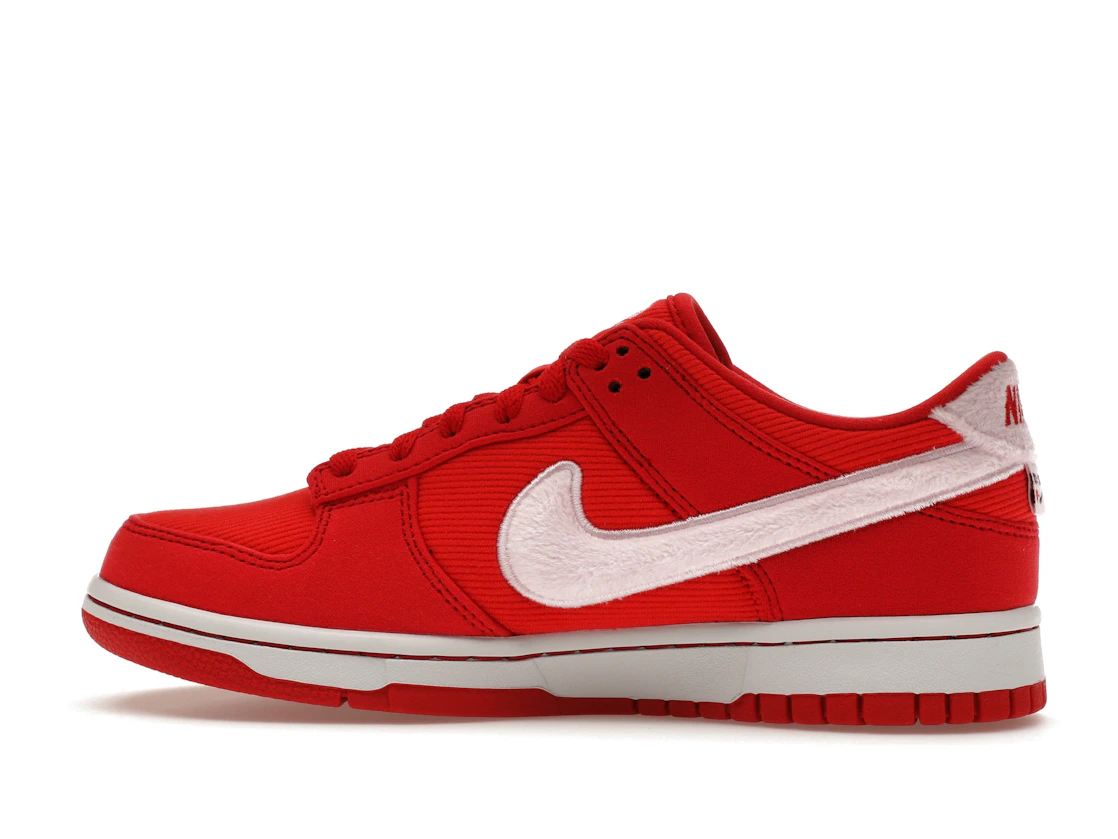 Vue 20 de Nike Dunk Low Valentine's Day (2024) (GS)