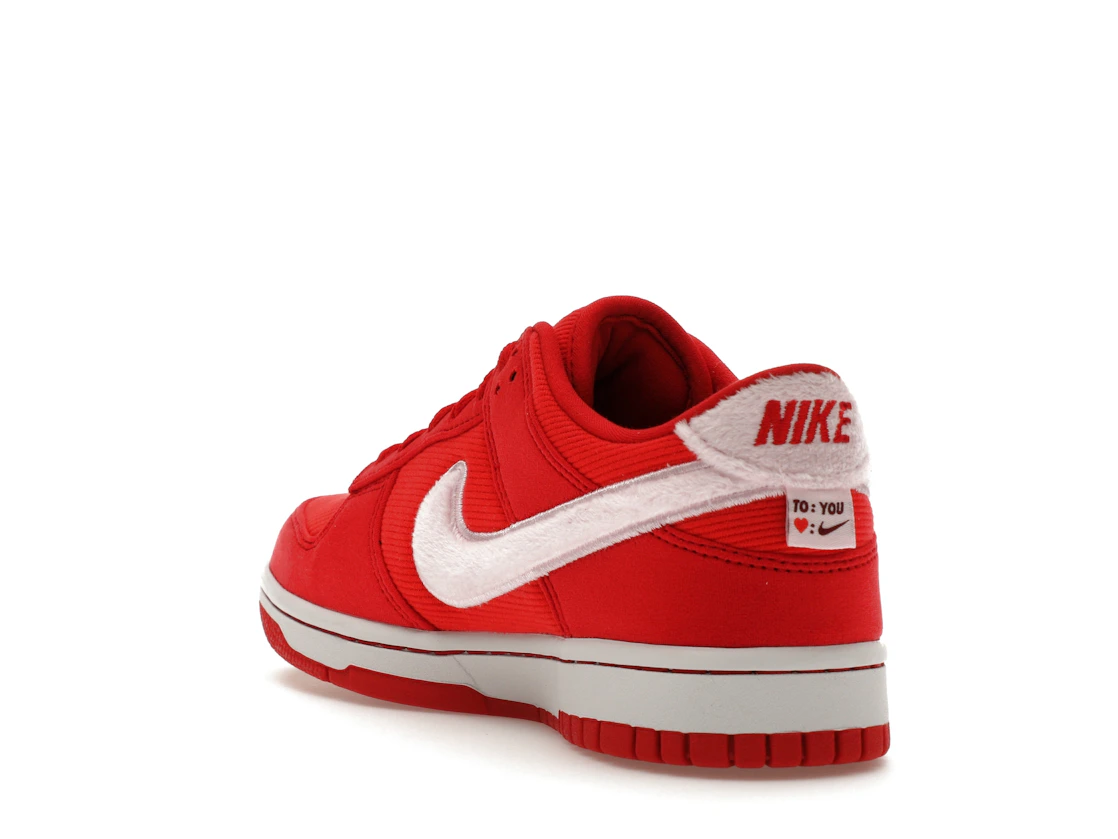 Vue 25 de Nike Dunk Low Valentine's Day (2024) (GS)
