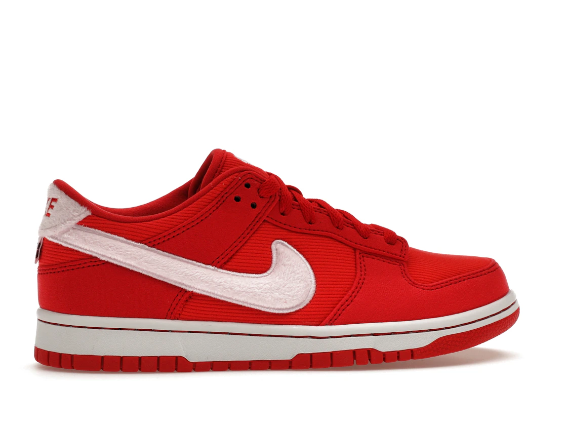 Vue 36 de Nike Dunk Low Valentine's Day (2024) (GS)