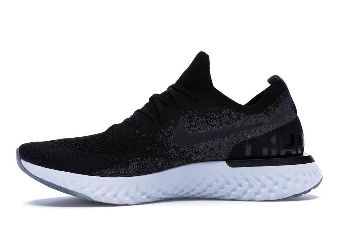 Vue 18 de Nike Epic React Flyknit Black Dark Grey