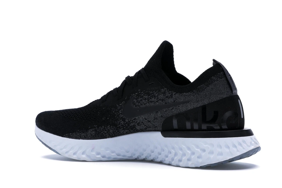 Vue 22 de Nike Epic React Flyknit Black Dark Grey