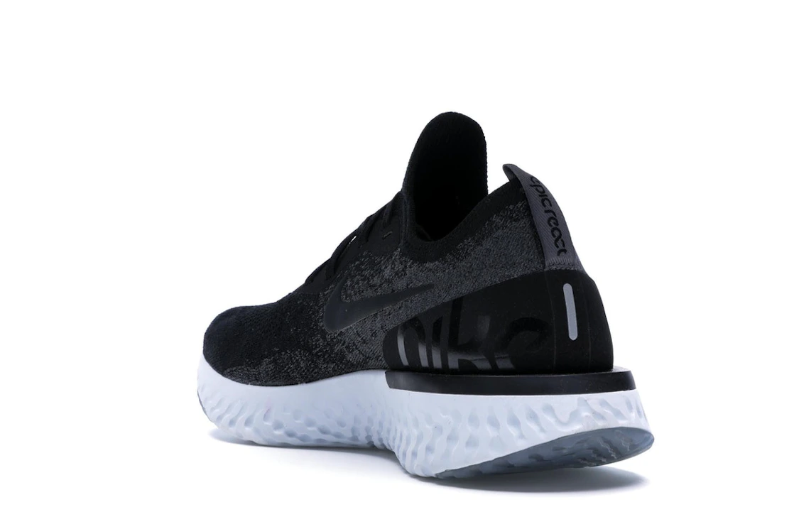 Vue 25 de Nike Epic React Flyknit Black Dark Grey