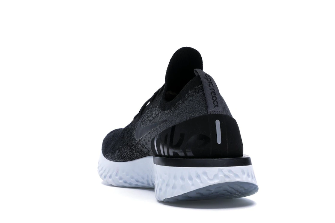 Vue 26 de Nike Epic React Flyknit Black Dark Grey