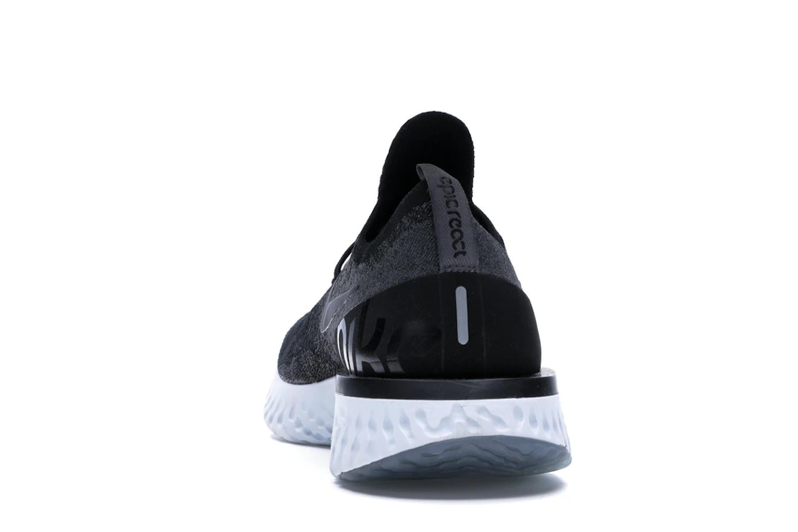 Vue 27 de Nike Epic React Flyknit Black Dark Grey