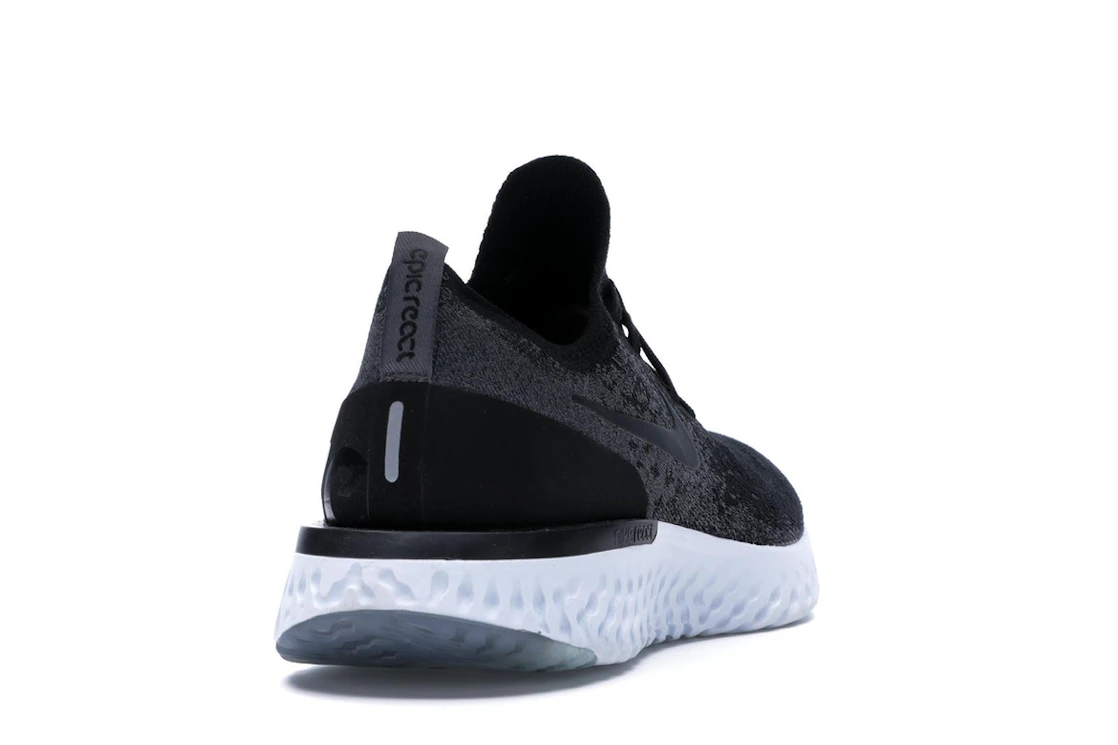 Vue 30 de Nike Epic React Flyknit Black Dark Grey